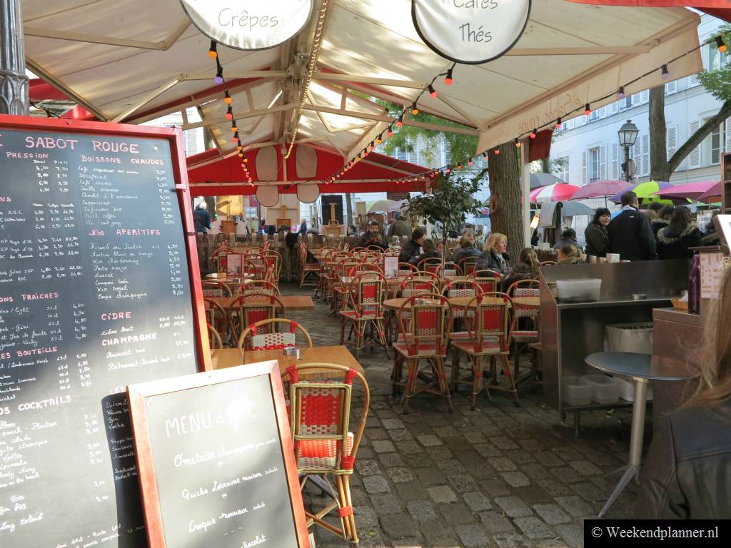 De meeste terrasjes op de Place du Tertre zijn overdekt en in de winter verwarmd. Als je dus in Montmartre buiten een pannenkoek wilt eten dan kan het hier het hele jaar door.